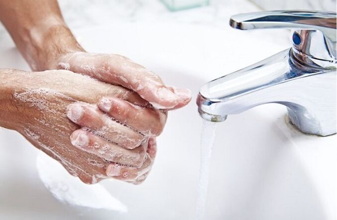Lavarsi le mani per prevenire l'infestazione da parassiti