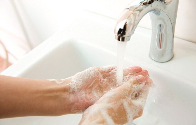 Lavarsi le mani per prevenire l'infezione da vermi